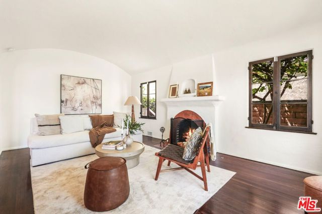 2218 Pearl Street, Santa Monica CA: https://media.crmls.org/mediaz/c8287154-ce80-4457-bd6c-be22a1d6dd48.jpg