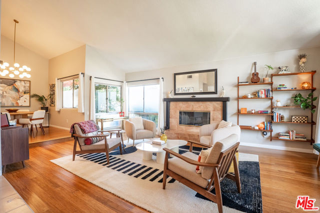 19730 Hatton Street, Winnetka CA: https://media.crmls.org/mediaz/c828b140-7c02-4429-9ea3-c8a9db79817f.jpg