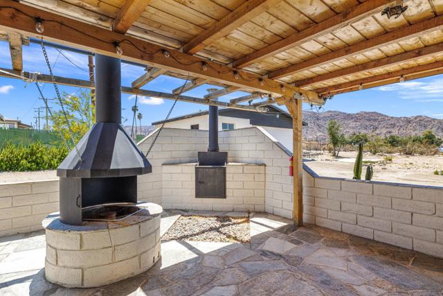 7648 Araby Avenue, 29 Palms CA: https://media.crmls.org/mediaz/c82949dc-876c-4d9c-b98d-982de074f0cb.jpg