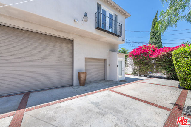1239 S Orange Drive, Los Angeles CA: https://media.crmls.org/mediaz/c829c5d6-5195-4bcb-9a27-27d578f1809c.jpg