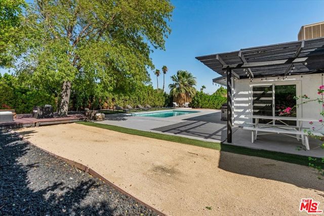 1808 E Francis Drive, Palm Springs CA: https://media.crmls.org/mediaz/c829d005-da39-42ad-b868-5eff872f216b.jpg