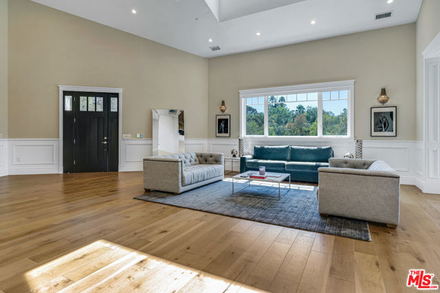 19633 Wells Drive, Tarzana CA: https://media.crmls.org/mediaz/c829eb65-7e4a-47d2-99d2-2ea5059d0399.jpg
