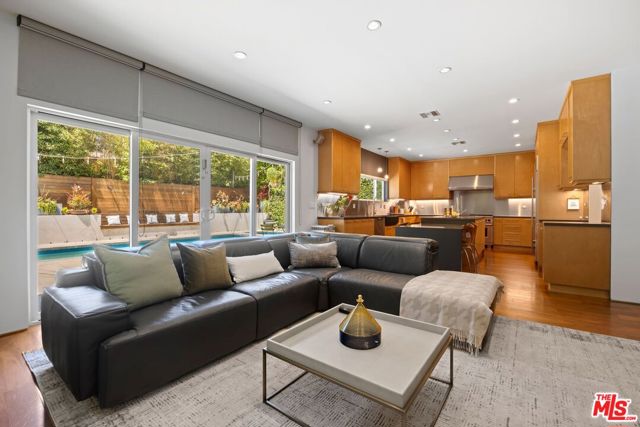 4255 Saint Clair Avenue, Studio City CA: https://media.crmls.org/mediaz/c829faed-b24f-4526-9e35-f49c97bbc0b4.jpg