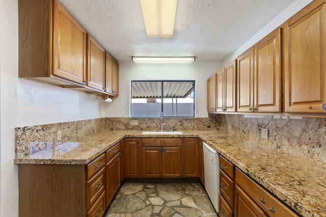3933 E Calle San Antonio, Palm Springs CA: https://media.crmls.org/mediaz/c82a212e-60d4-4f7c-b519-e7f05136c059.jpg