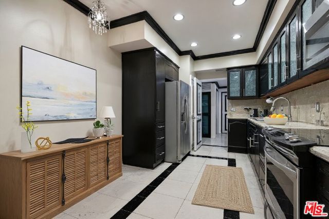 1124 N Kings Road, West Hollywood CA: https://media.crmls.org/mediaz/c82a2556-4e25-46f4-8051-24c89ebbbfba.jpg