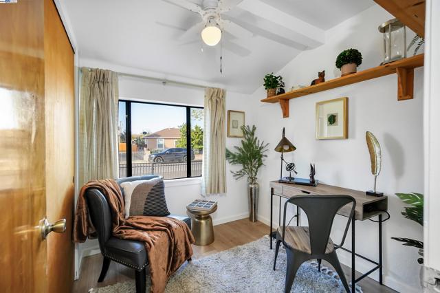 11132 Acalanes Dr, Oakland CA: https://media.crmls.org/mediaz/c82b3d18-98e8-4891-ab95-7815f73e427b.jpg