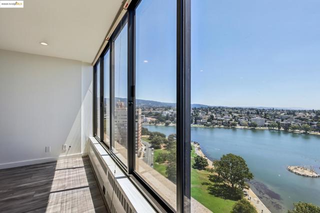 565 Bellevue Ave, Oakland CA: https://media.crmls.org/mediaz/c82c4f54-9944-48f7-8ab6-41e8ee3cae63.jpg