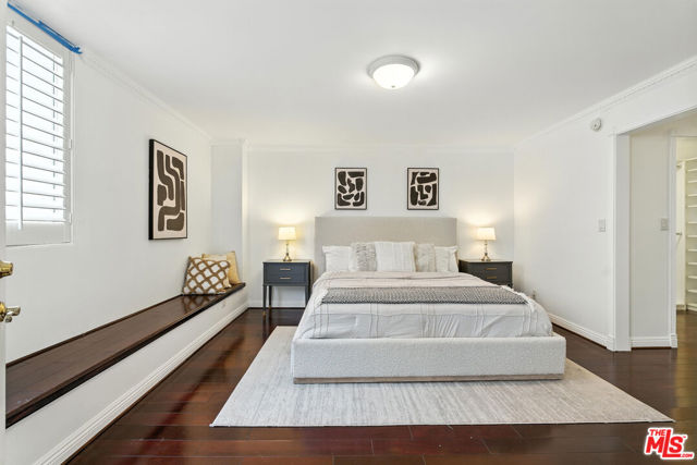 321 N Oakhurst Drive, Beverly Hills CA: https://media.crmls.org/mediaz/c82d2c4f-e3de-4d2e-9662-8c8065bcaab5.jpg