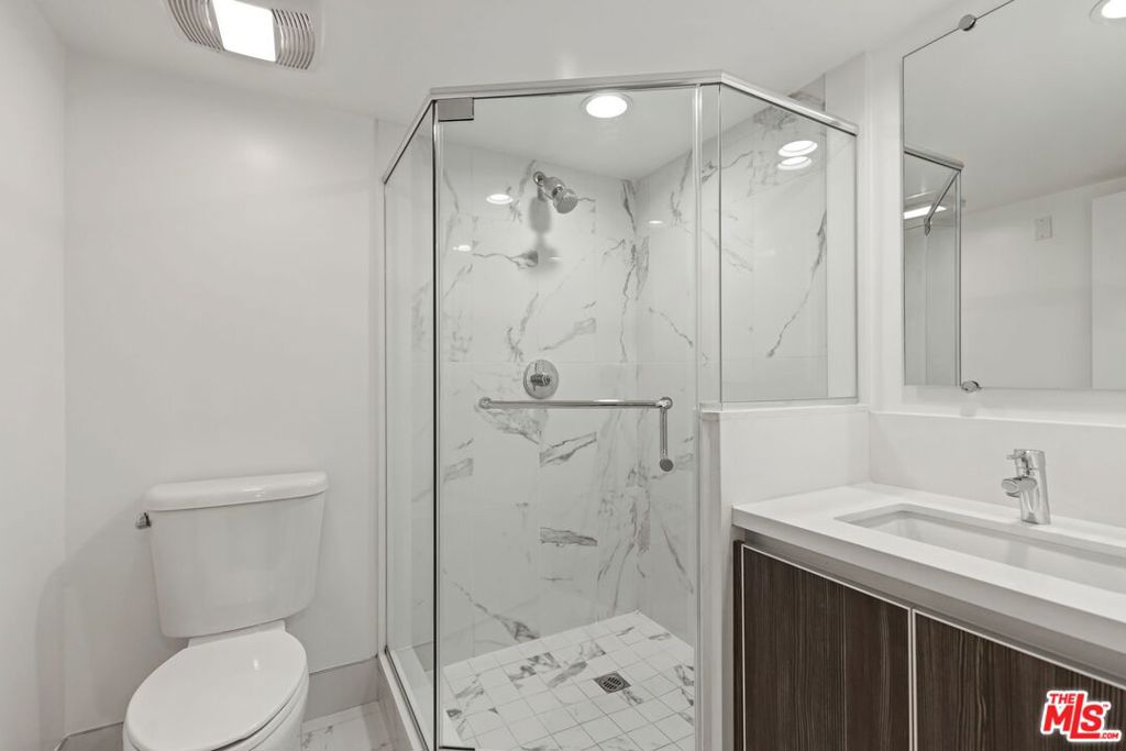 https://media.crmls.org/mediaz/c82dd9e1-94c2-45cf-aaa2-d2cad4af596f.jpg?preset=X-Large