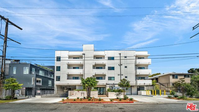 627 N Dillon Street, Los Angeles CA: https://media.crmls.org/mediaz/c82e0fbe-c119-4fde-8449-751e6ecaad99.jpg