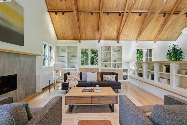 7380 Claremont Ave, Berkeley CA: https://media.crmls.org/mediaz/c82e3f72-2311-4370-975b-b6b763393792.jpg