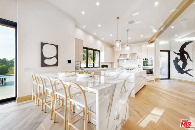 9153 Janice Place, Beverly Hills CA: https://media.crmls.org/mediaz/c82e69d0-af2c-498a-a2c0-a74f99ea858b.jpg