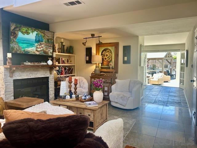 3275 Maezel Ln, Carlsbad CA: https://media.crmls.org/mediaz/c82ec2e3-fd55-4c49-b31d-092ab926241f.jpg