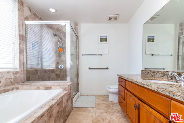 5132 Maplewood Avenue, Los Angeles CA: https://media.crmls.org/mediaz/c82eee0a-e7fe-4296-860d-ffe809878923.jpg