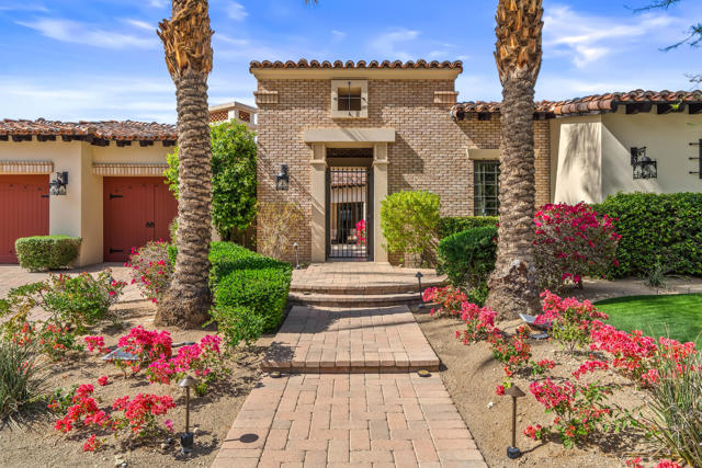 31 Hillcrest Drive, Rancho Mirage CA: https://media.crmls.org/mediaz/c82f25dd-e05a-41c9-bb93-5c6343c4a0e8.jpg