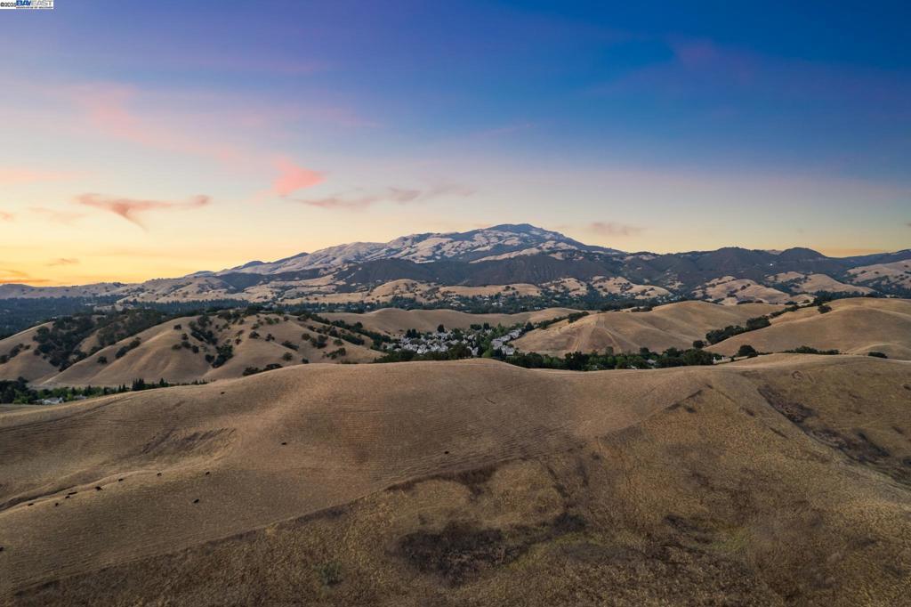 https://media.crmls.org/mediaz/c82f957f-0678-4daf-91ec-34bd8caaeb6b.jpg?preset=X-Large