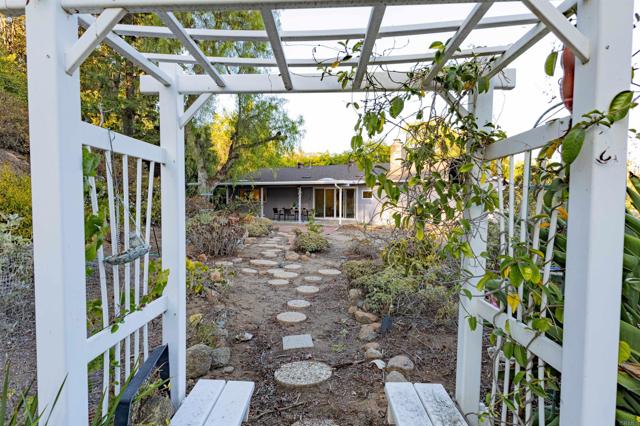 4726 Lorena Place, El Cajon CA: https://media.crmls.org/mediaz/c83007ba-a175-4ef1-beb5-db3a2c4639c7.jpg