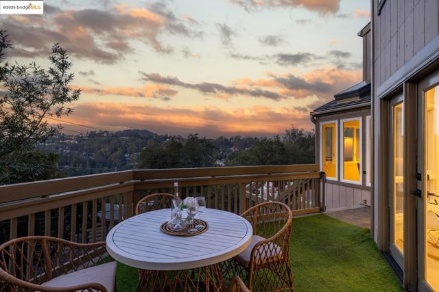 6566 Chelton Dr, Oakland CA: https://media.crmls.org/mediaz/c8333a03-1d7e-4a63-91d5-632c9cce63b5.jpg