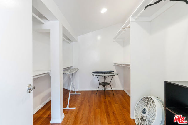 10306 Seabury Lane, Los Angeles CA: https://media.crmls.org/mediaz/c83411a6-fb7b-4438-bc15-4c02900be7a9.jpg