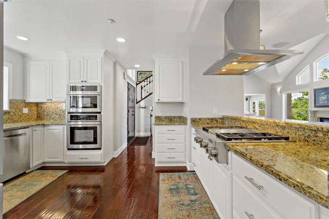 25444 University Ct, Hayward CA: https://media.crmls.org/mediaz/c834312a-1e97-4a50-847a-53a183dab68a.jpg
