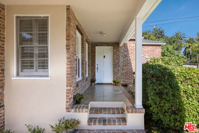 2426 New York Drive, Altadena CA: https://media.crmls.org/mediaz/c8350661-b88a-4ad6-9271-bd36d6734140.jpg