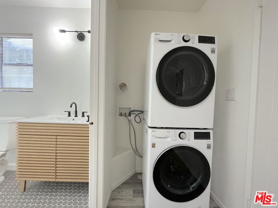https://media.crmls.org/mediaz/c8351ffc-8e16-40cc-a056-1c8a450a25e2.jpg?preset=X-Large