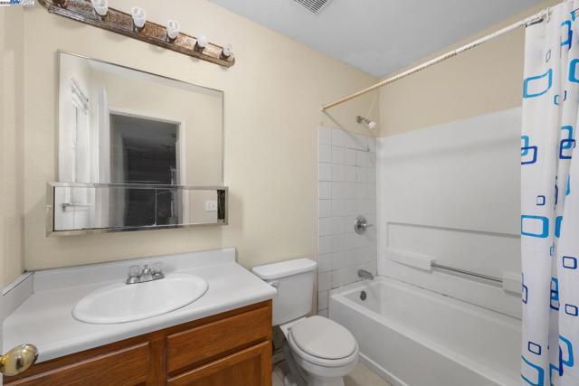 515 Alamo Ave, Richmond CA: https://media.crmls.org/mediaz/c835626a-e797-43b1-98a1-8359f0729e68.jpg