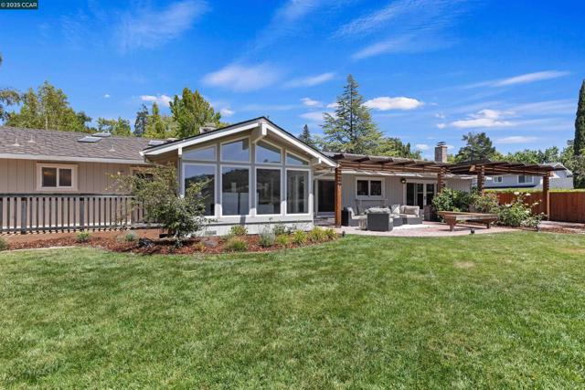 11 Breck Ct, Moraga CA: https://media.crmls.org/mediaz/c8357790-2af2-4dc9-8188-89c310d2bb42.jpg