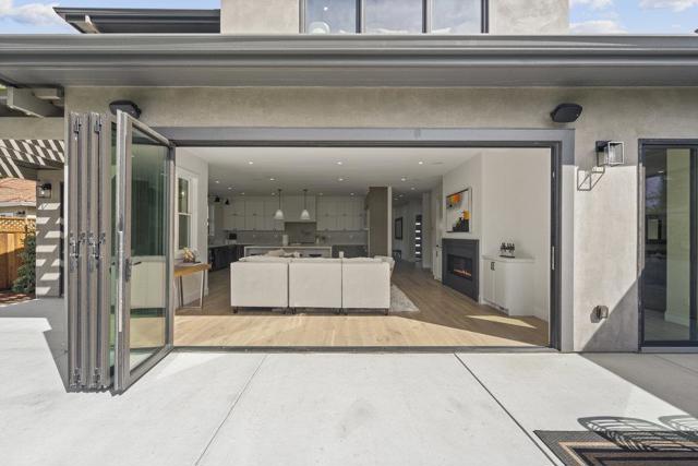 1303 American Way, Menlo Park CA: https://media.crmls.org/mediaz/c835a59c-30f6-4532-b14b-78ef14a67e33.jpg