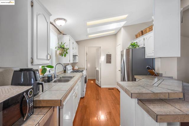 16711 Marsh Creek Rd, Clayton CA: https://media.crmls.org/mediaz/c83712ed-d3e7-43e7-ba1a-07c0046a8bad.jpg