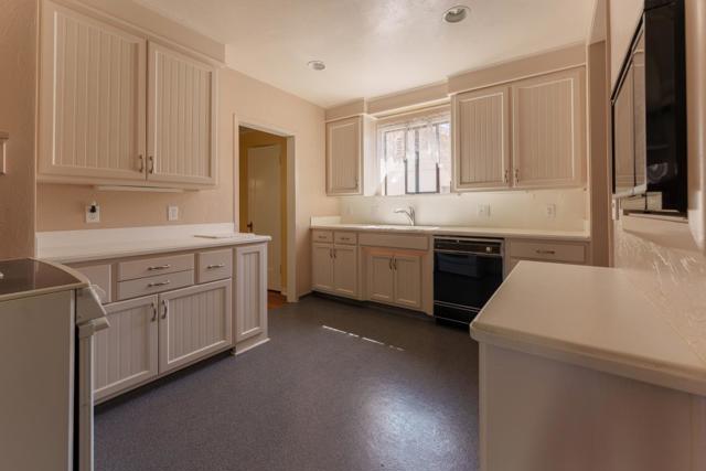 13 Orange Drive, Salinas CA: https://media.crmls.org/mediaz/c837e9c4-9d7b-4d01-b124-8c696b481e2a.jpg