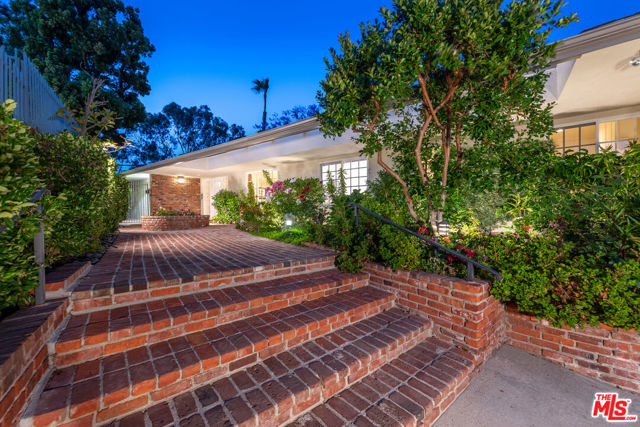 16331 Tudor Drive, Encino CA: https://media.crmls.org/mediaz/c8383722-e94c-4144-9345-56438cccfe49.jpg