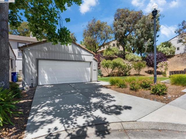 9 Moraine Court, Hercules CA: https://media.crmls.org/mediaz/c838ff7f-2cb8-444f-9f40-dbf5ce0fe091.jpg