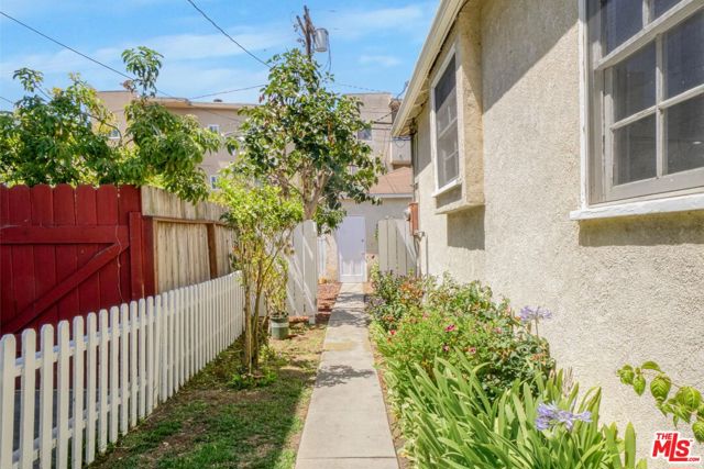 2577 Wellesley Avenue, Los Angeles CA: https://media.crmls.org/mediaz/c83965f3-f469-4461-8a84-dcb12a0368ba.jpg