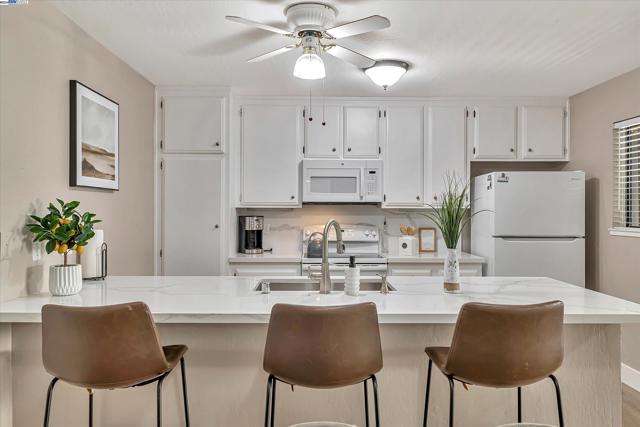 Image 10 of 31 For 39139 Argonaut Way  111