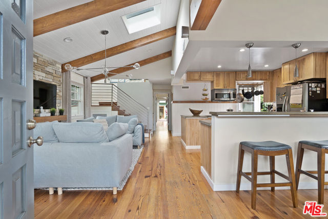2439 Glyndon Avenue, Venice CA: https://media.crmls.org/mediaz/c839c3e7-3136-442e-96ae-c3714b6974df.jpg