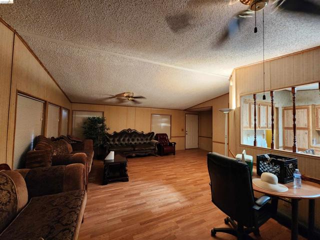 16612 Stagecoach Rd, Corning CA: https://media.crmls.org/mediaz/c83ad4ba-475a-4643-9360-452425533d6b.jpg