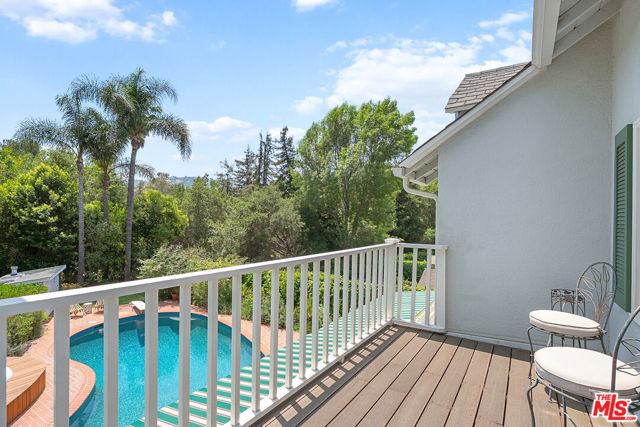 11818 Laurel Hills Road, Studio City CA: https://media.crmls.org/mediaz/c83b1ce2-ee3e-4e23-8d4e-ac699424945c.jpg