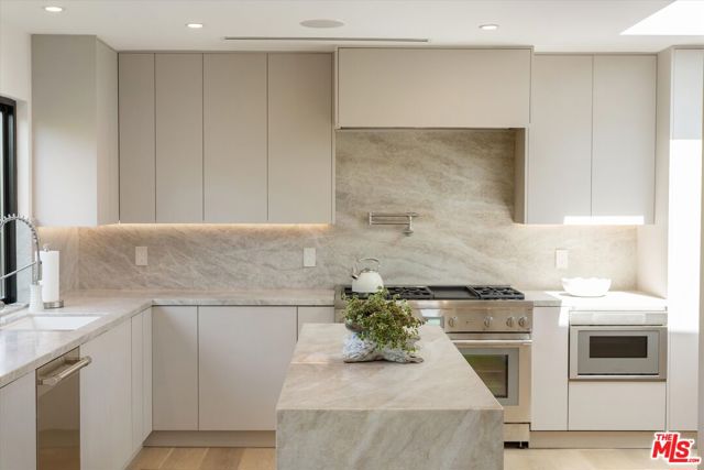 100 S La Jolla Avenue, Los Angeles CA: https://media.crmls.org/mediaz/c83d776c-eded-45bf-9a92-ec7fd7b29b90.jpg