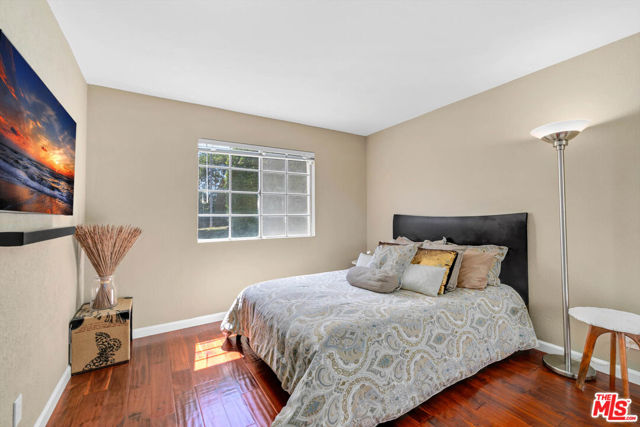 6347 Wynne Avenue, Tarzana CA: https://media.crmls.org/mediaz/c83daaef-9463-4a69-bd41-184fe8d80f2d.jpg