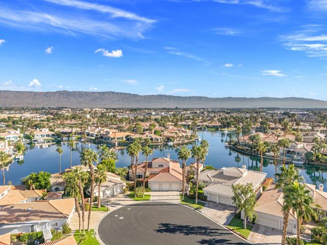 47560 Via Montigo, La Quinta CA: https://media.crmls.org/mediaz/c83e78b7-0a3b-4173-90a1-db3e3122cbba.jpg