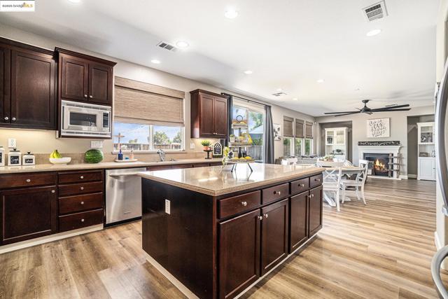 583 Sawgrass Way, Oakley CA: https://media.crmls.org/mediaz/c83fd067-4a3c-4c96-8a23-16416ee0cb19.jpg