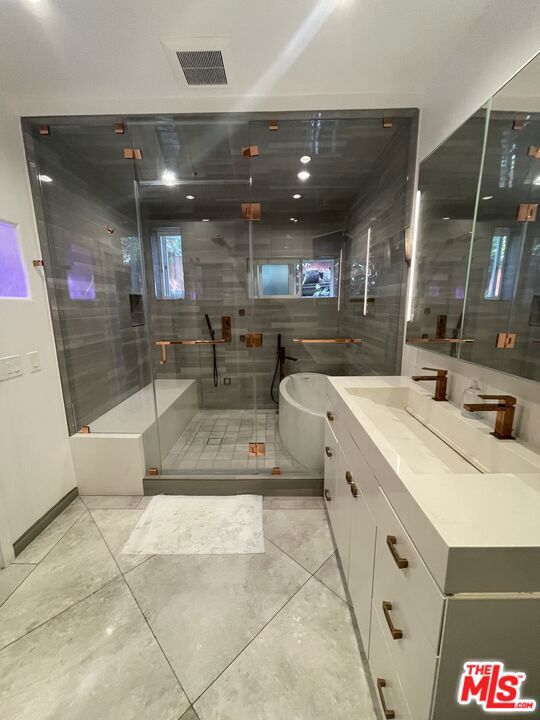 425 Sunridge Street, Playa del Rey CA: https://media.crmls.org/mediaz/c83fd604-111e-4858-8eda-b8cf288fdd5e.jpg
