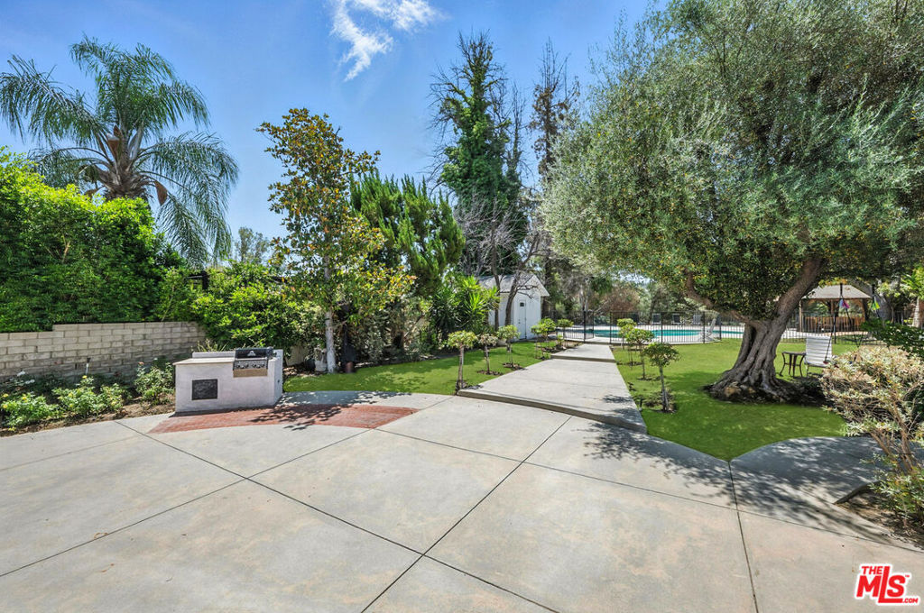 https://media.crmls.org/mediaz/c83ff3cc-5cbf-4593-892f-2ce628b4c681.jpg?preset=X-Large
