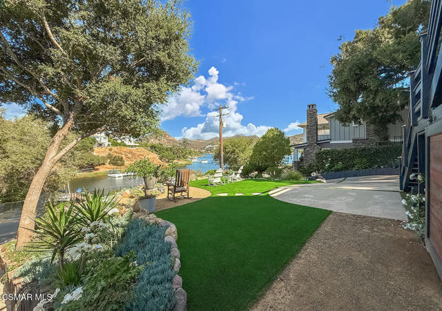 123 Lake Sherwood Drive, Lake Sherwood CA: https://media.crmls.org/mediaz/c83ffc97-f3cd-4e10-b29c-0878b9e75a3f.jpg
