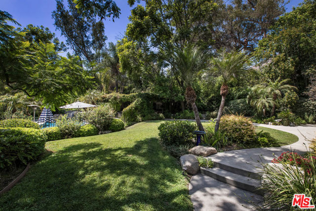 2555 N Altadena Drive, Altadena CA: https://media.crmls.org/mediaz/c841e631-cac8-4a61-a1ca-e26ee33c7ba7.jpg