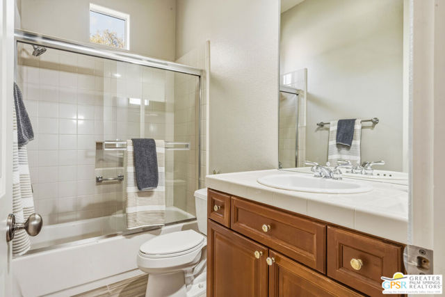 Image 29 of 39 For 2 Brentwood Way