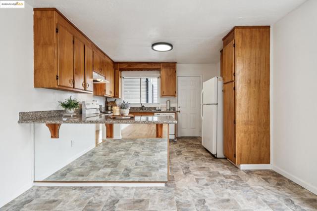 2640 77th Ave, Oakland CA: https://media.crmls.org/mediaz/c842d3af-2f53-4d44-a96a-7a203823b94e.jpg