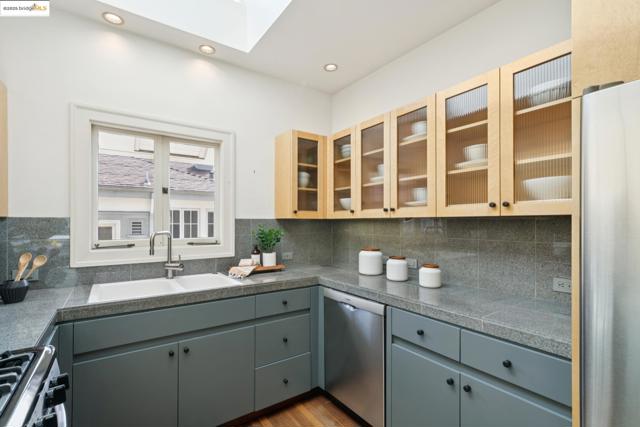 408 Euclid Ave, Oakland CA: https://media.crmls.org/mediaz/c8434bda-bade-435e-94aa-67bd8ab43e9c.jpg