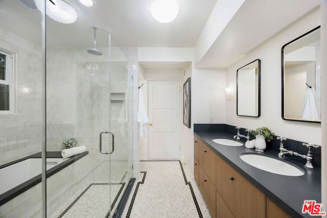 4311 Greenbush Avenue, Sherman Oaks CA: https://media.crmls.org/mediaz/c843a5af-8a81-458c-bdc2-0d24fabce1ce.jpg